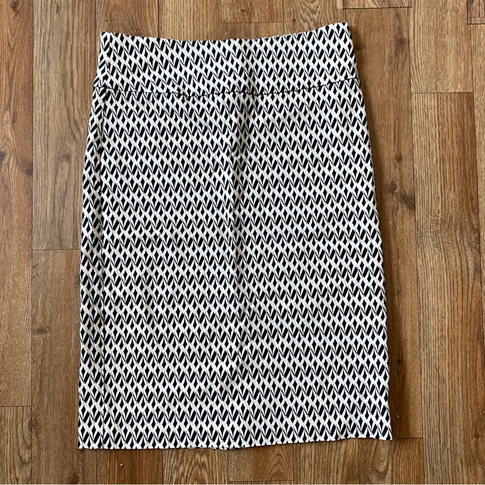 Margaret M Black and White Geometric Pencil Skirt Knee Length Stretch SIZE SMALL